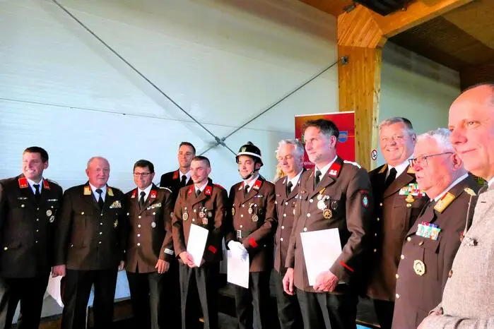 Im Rahmen eines Festaktes wurden Kameradinnen und Kameraden für ihre  Leistungen und ihr Engagement im Feuerwehrwesen mit Auszeichnungen geehrt.