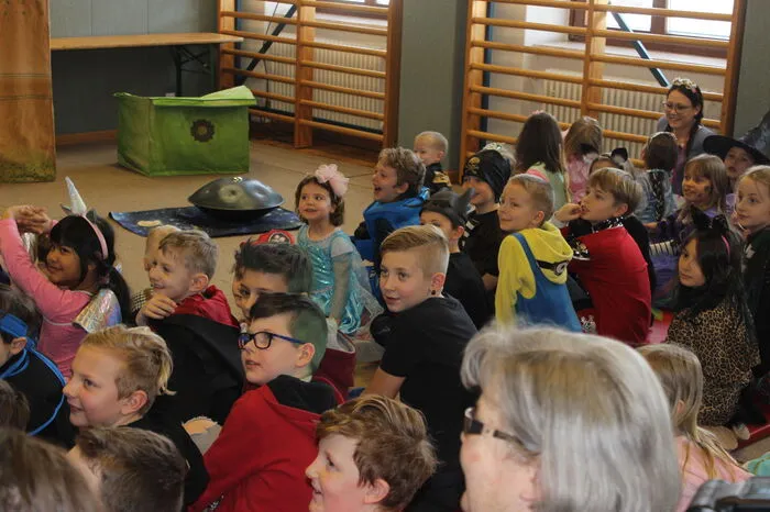 Nach einem Musical in der Schule, bei dem Lehrer ihr theatralisches Können zeigten, zogen zig Prinzessinnen und Superhelden mit ihren Eltern zum Dorfplatz.