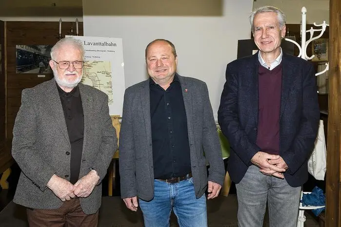Bei der Eröffnung berichtete Gemeinderat Robert Sontacchi (hier mittig), selbst langjähriger Triebfahrzeugführer, über seine Eindrücke der Strecke.