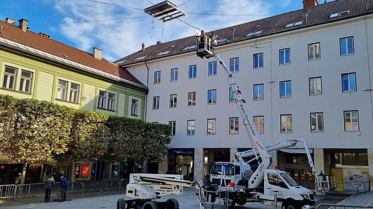 Am Rathausplatz wird derzeit der Sternenhimmel aufgebaut