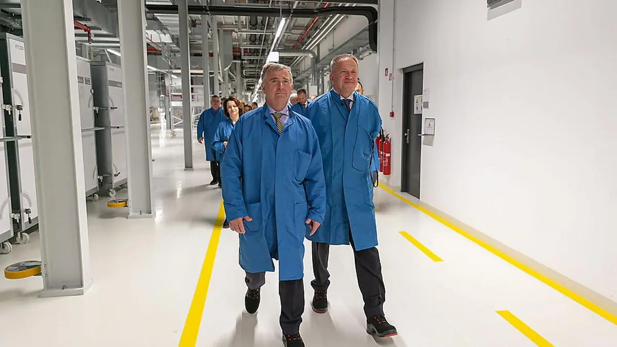 Magna-Europa-Präsident Günther Apfalter führt den slowenischen Wirtschaftsminister Zdravko Počivalšek durch das neue Werk