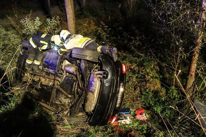 Aus noch nicht geklärter Ursache kam ein Autofahrer mit seinem Fahrzeug von der Straße ab.