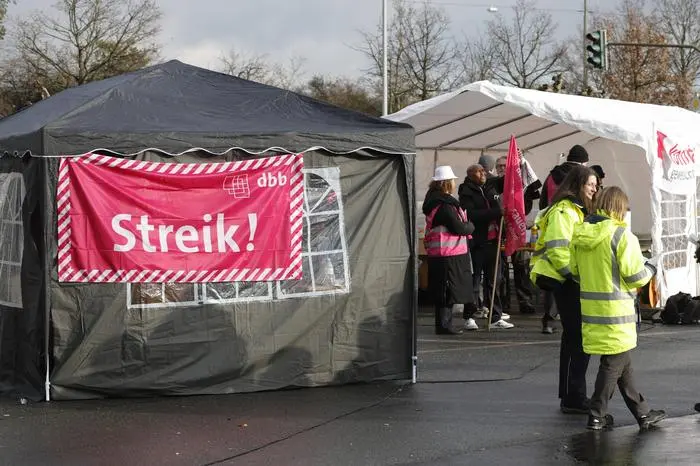 Impressionen Frankfurt Flughafen 01.02.2024 Streik des Sicherheitspersonals auch auf dem Flughafen Frankfurt Rhein Main für bessere Arbeitsbedingungen Lohnerhöhung für die Liftsicherheitskräfte nach Aufruf der Vereinigten Dienstleistungsgewerkschaft VERDI welcher die Abflüge trifft Frankfurt Main Hessen Deutschland *** Impressions Frankfurt Airport 01 02 2024 Security staff strike for better working conditions also at Frankfurt Rhine-Main Airport Wage increase for lift security staff following call by the United Services Union VERDI which hits departures Frankfurt Main Hesse Germany