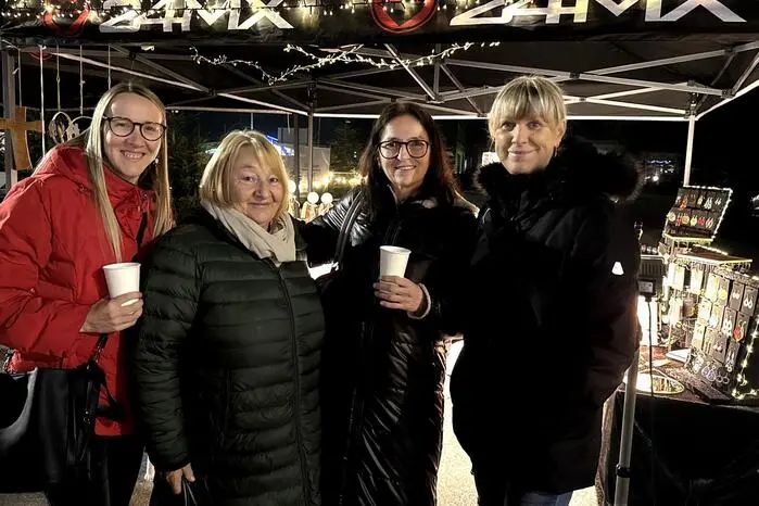 Verschiedene Aussteller mit handgefertigtem Kunsthandwerk, Christbaumverkauf, Glühwein, Snacks und die Verlosung namhafter Preise lockten viele Gäste zu diesem vorweihnachtlichen Event. 