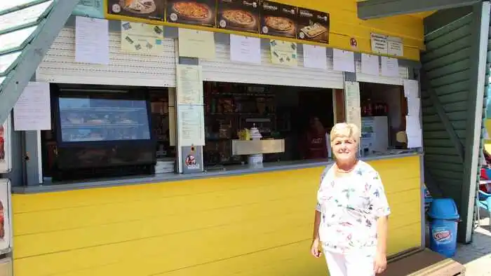 Christl Madritsch, die von ihrem Haus aus auf den Schwimmbadkiosk sieht, bezeichnet das Bad als ihre zweite Heimat.