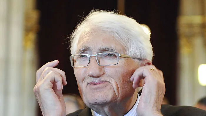 Der Sozialphilosoph Jürgen Habermas warf Nolte damals vor, die Nazi-Verbrechen zu verharmlosen