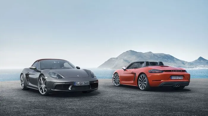20 Jahre nach ihrem Debüt stellt Porsche seine Mittelmotor-Roadster neu auf: Die geliftete Modell-Generation heißt 718 Boxster und 718 Boxster S.