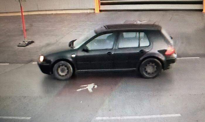 Bild aus der Überwachungskamera: Der Übeltäter fuhr einen schwarzen VW Golf