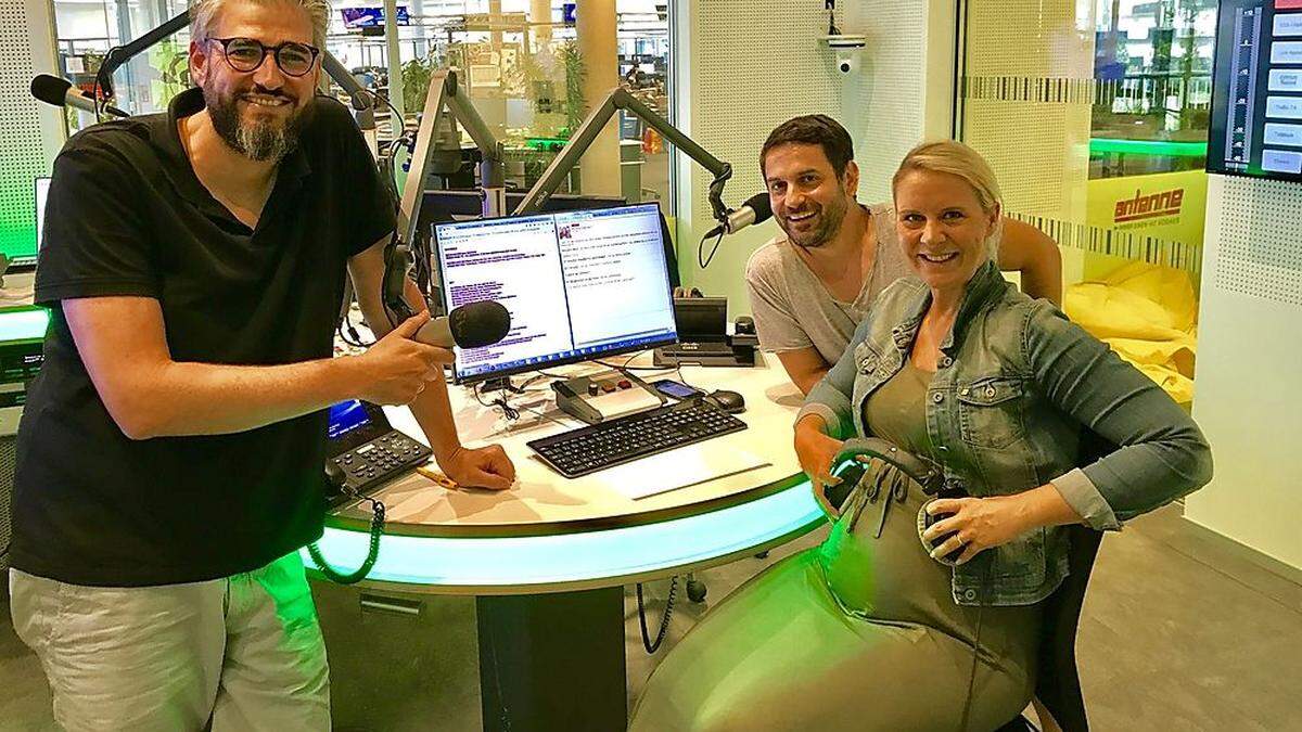 Die drei(einhalb) Muntermacher im Antenne-Studio: Simone Koren-Wallis mit Thomas Axmann und Roland Schmidt