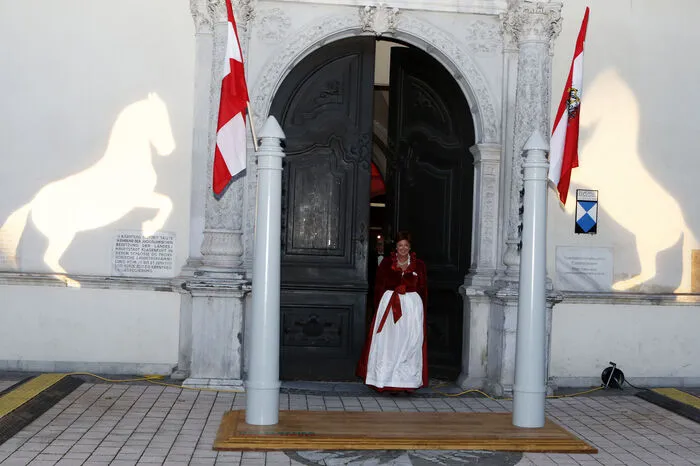 Ina Lerchbaumer, Präsidentin des Vereins Pulcinella, flankiert von weißen Pferden.