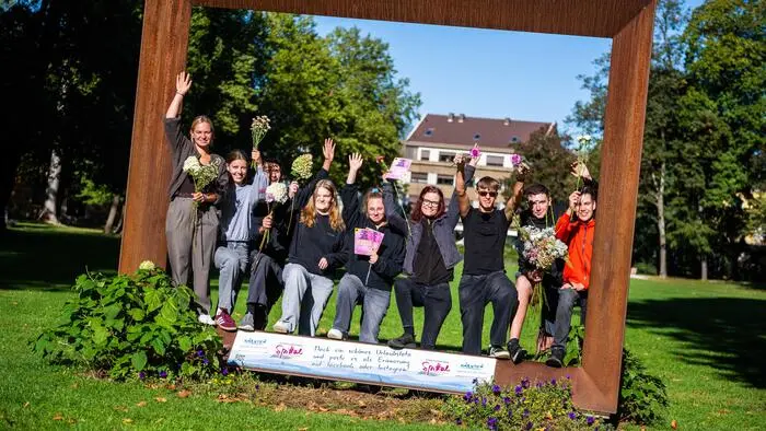 Kärntner Floristinnen und Floristen banden beim Flower-Flashmob vor den Augen der Passanten Blumensträuße und verschenkten sie anschließend
