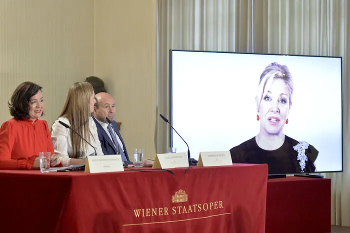 Die Tiara zeigt eine Schlüsselszene der Oper, in der ein Sonnenstrahl die Tiefe des Rheins durchdringt, um das Gold zu enthüllen, das von den drei Rheintöchtern beschützt wird.