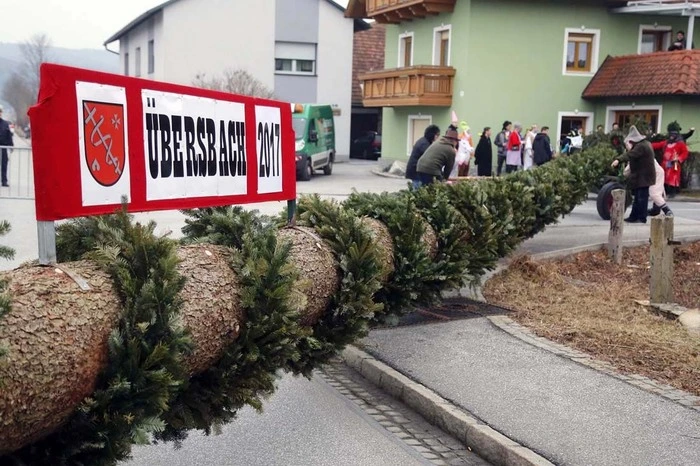 ...eine Juxheirat mit einer 38 Meter langen Fichte.