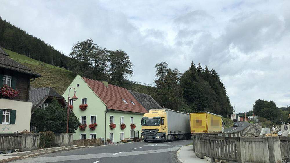 Schwerverkehr im Ortsgebiet: Fast im Minutentakt donnern bei unserem Lokalaugenschein Lkw durch St. Johann am Tauern – meist viel zu schnell