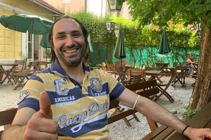 Paolo Montirosso, Osteria dei sensi: "Dass Österreich im Achtelfinale ist, überrascht mich nicht. Sie sind seit Jahren besser geworden und es hat nur noch ein bisschen gefehlt. Mir tut es weh, dass es zu dieser Paarung kommt, weil es auch in der Familie schwierig ist. Meine Frau Verena hält zu Österreich, mein Sohn so halb-halb. Ich habe vorher gesagt, Italien gewinnt die EM, oder scheidet gegen Österreich aus, deshalb habe ich ein bisserl Angst. Der Bessere soll siegen – und ich hoffe, es ist Italien. Am Samstag läuft das Spiel bei mir in der Osteria dei Sensi drinnen und draußen. Aber jetzt ehrlich: Mein Tipp: 3:0 für Italien."