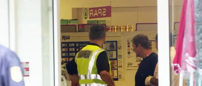 Erst als die Gendarmen das Geschäft betreten, wird ihnen der Ernst der Lage klar.