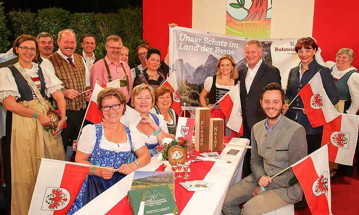 Freuten sich über den Sieg: die Delegation aus Tirol