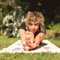 Scarlet Olesova ist Hüttenwirtin und Yogalehrerin