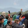 FL�CHTLINGE: WARTENDE FL�CHTLINGE AN DER GRENZE ZU DEUTSCHLAND