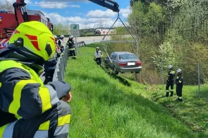 Mittels Kran konnten die Kameradinnen und Kameraden der Feuerwehr das Fahrzeug bergen.