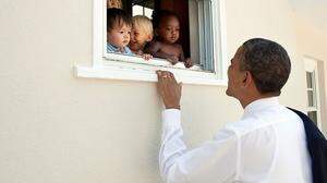 Das Fotos zeigt Obama bei einem Besuch in einer Kindebetreuungsstätte während seiner Amtszeit