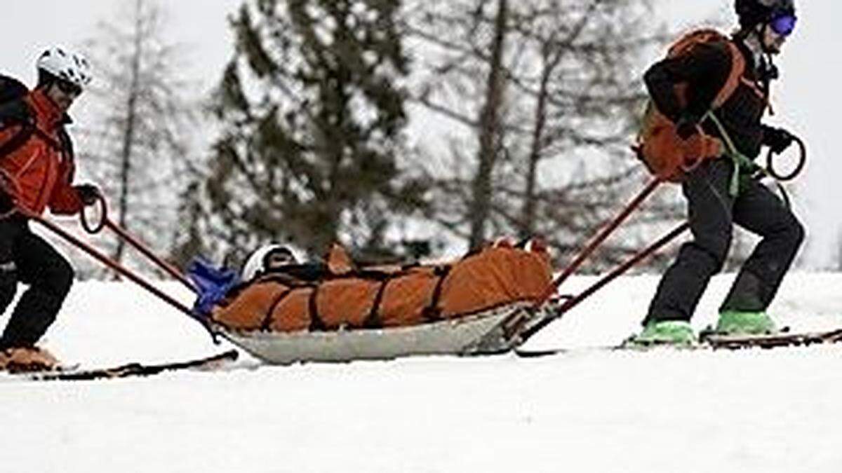 Bergretter im Einsatz: Bergung von Verletzten im alpinen Gelände