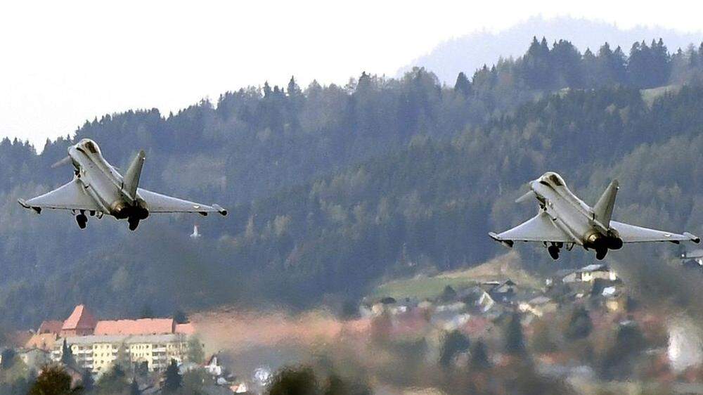 Zwei Eurofighter im Fliegerhorst Hinterstoisser in Zeltweg. (Archivbild)