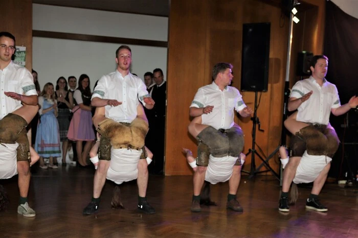 Zum 52. Mal fand der Bauernball bereits statt - die Polonaise  wurde von der Landjugend Leska in Szene gesetzt. Die Mitternachtseinlage wurde von der Landjugend Fladnitz an der Teichalm gestaltet.