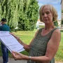 Dagmar Kelemen mit der Unterschriftenliste 