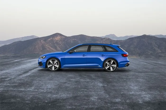 Was natürlich für fabelhafte Fahrleistungen sorgt: In nur 4,1 Sekunden spurtet der Kraftkombi von Null auf 100 km/h, was dank der üppigen Traktion des echten Quattro-Antriebs (bei diesem Audi fließt die ganze Kraft noch wirklich permanent an alle vier Räder) auf praktisch jedem Untergrund kein großes Problem darstellt.