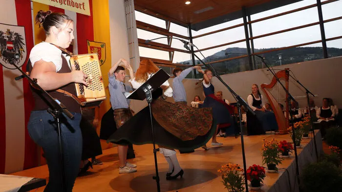 Mitwirkende beim Sommerkonzert waren: Die „Singgemeinschaft Sörg“ unter Leitung von Christine Scherwitzl und Obfrau Monika Grabner, der „Kopf-Loch-Musi“ und der „Landjugend Glanegg“ (am Foto) mit Obmann Felix Götzhaber und Mädlleiterin Sara Lotteritsch. Durch das Programm führte Anton Taferner.
