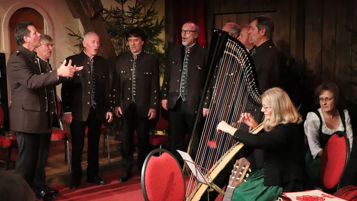 „Da-8Gsong“ unter der Leitung von Gernot Fladnitzer bei dem Lied "Still, still, langsam werd's still" mit Harfenbegleitung von Evelin Schuler.