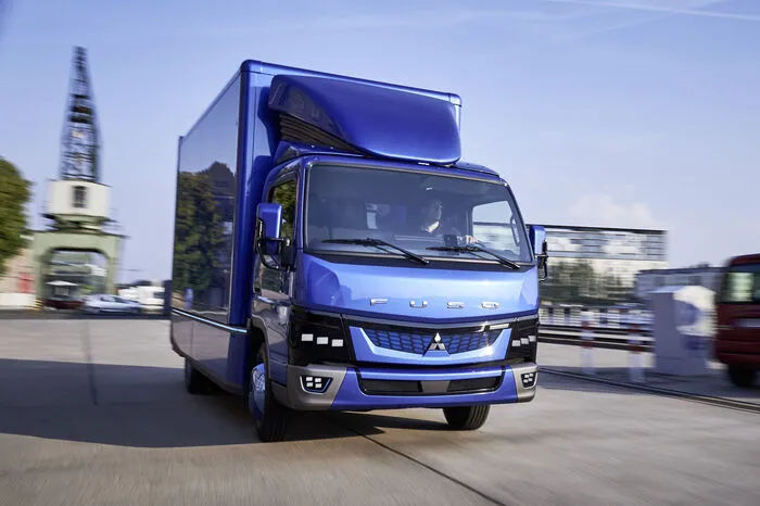 Der Fuso eCanter – auch ein Produkt von Daimler – war 2010 der weltweit erste rein elektrisch angetriebene leichte Lkw. Die dritte Generation des Lkw bis 6 Tonnen wird in Kleinserie ab 2017 an Kunden in Europa, USA und Japan ausgeliefert. Er verfügt über einen Elektromotor mit einer Leistung von 252 PS. Je nach Aufbau, Beladung sowie Einsatzprofil soll damit eine Reichweite von mehr als 100 Kilometern ohne stationäres Nachladen möglich sein.