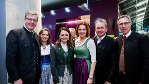 Andreas und Annamaria Steinegger, Corinna Weisl (vormals Scharzenberger), Simone Schmiedtbauer, Franz Titschenbacher und Georg Strasser am Bauernbundball 2025