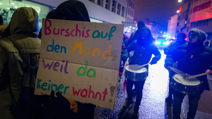 Rund 150 Protestteilnehmer zogen am Samstagabend durch die Innenstadt, um gegen den Akademikerball in Graz zu demonstrieren.