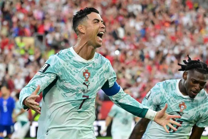 Es ist unter Fußballfans ein leidiges Thema: Cristiano Ronaldo oder Lionel Messi, wer ist der größere Fußballer? Anstatt sich mit eigens zurechtgelegten Statistiken zu bekriegen, könnte man auch einfach dankbar sein, zwei der besten Fußballer aller Zeiten erleben zu dürfen. Was „CR7“ in seiner Karriere vollbracht hat, ist nahezu einzigartig und es gibt kaum einen Nachwuchskicker, der den Torjubel des Portugiesen nicht schon einmal imitiert hat. Neben dem unglaublichen Talent, das dem 41-Jährigen in die Wiege gelegt wurde, zeichnet ihn vor allem eines aus: seine Fitness - auch als Routinier.