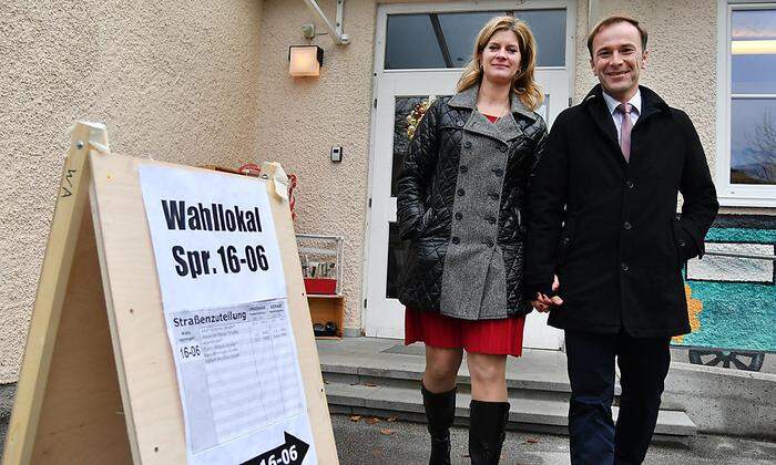 Bernhard Auinger (SPÖ) mit seiner Frau Marie-Christin nach der Stimmabgabe 