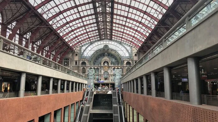 Antwerpen: zweitgrößte Stadt Belgiens mit gut 500.000 Einwohner und zweitgrößter Hafen Europas mit seinem Zugang zur Nordsee. Soweit zu den Fakten...