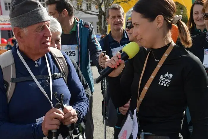 Der Startbereich rund um die Berufsschule in der Friedhofgasse füllte sich schon frühzeitig mit motivierten Teilnehmerinnen und Teilnehmern. Moderiert wurde der Lauf von Jana Gruber, Lukas Bencsics und Theresa Dorfer, die für reibungslose Abläufe und gute Stimmung sorgten. Selbst ein kurzer Regenschauer konnte den sportlichen Ehrgeiz nicht trüben.
