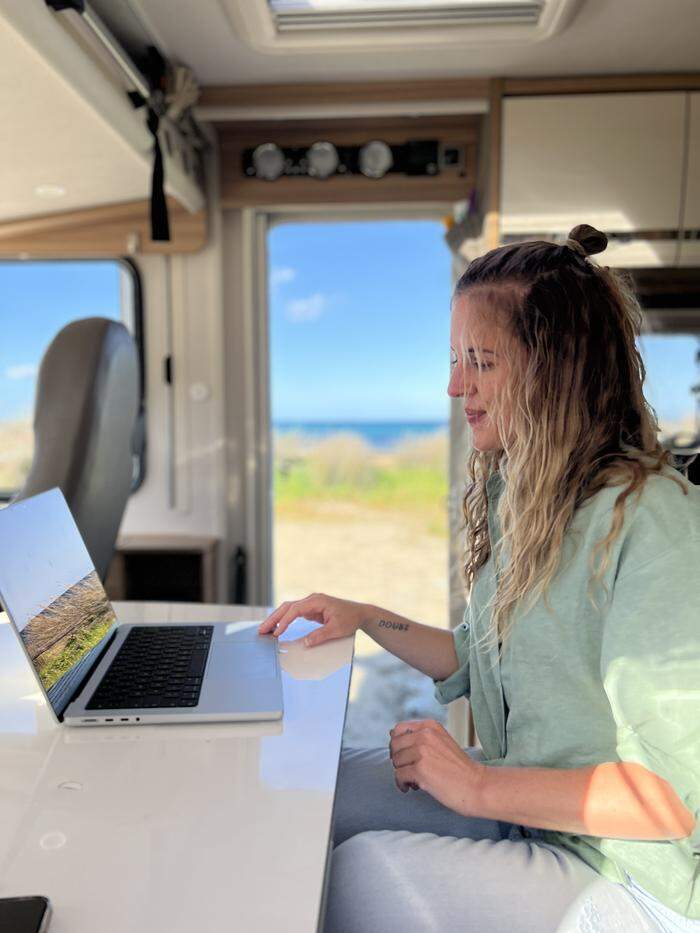 Auch Christina Kotniks Arbeitsplatz ist flexibel. Hier arbeitete sie von Sizilien aus in ihrem Camper.