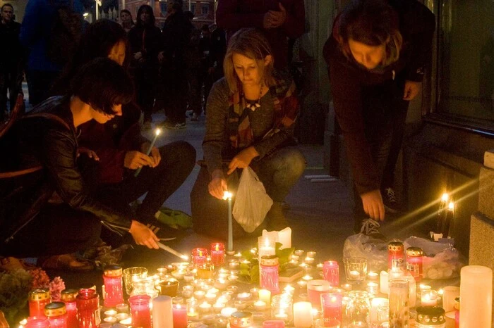 Alen R. war am 20. Juni 2015 in der Grazer Innenstadt mit seinem Geländewagen gezielt auf Passanten losgefahren. Drei Menschen wurden getötet, zahlreiche Personen verletzt. Schon am ersten Tag kommen rund 500 Menschen zu einer Gedenkfeier für die Toten und Verletzten in der Stadtpfarrkirche zusammen. „Graz trauert“ an den Stadtein- und -ausfahrten wird zum Symbol für die Stimmung in der Stadt.