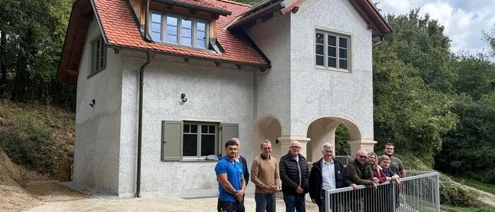 Fast fertig: Projektbeteiligte vor dem sanierten Karolinenhof am Plabutsch