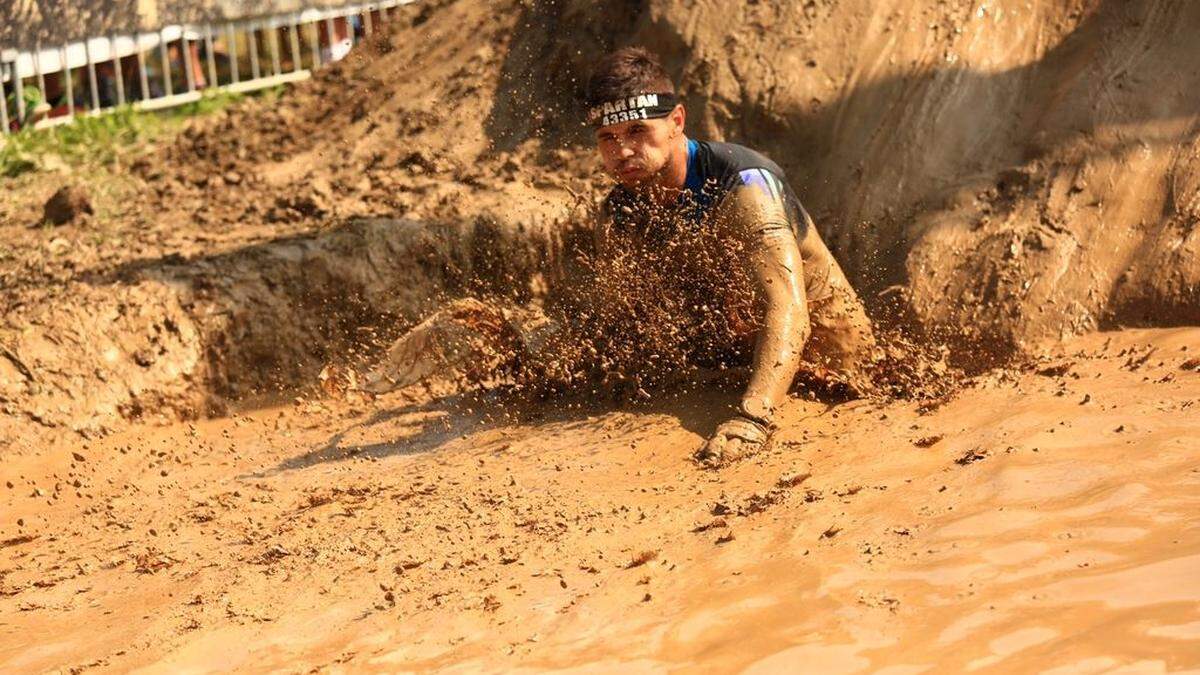 Extrem, nicht spartanisch: der Villacher  Renato Kuzek in Aktion bei verschiedensten Hindernissen im Spartan-Race