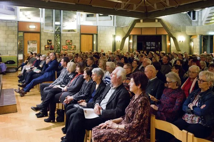 Am Programm standen die Großmeister des Barocks aus Deutschland, Italien und England sowie Klassiker und Musik aus dem 20. Jahrhundert. Die Damen des Kiwanis-Clubs boten wieder selbstgebackene Kekse und Getränke an. Und das Team der Fachschule für Land- und Ernährungswirtschaft bereitete belegte Brötchen.