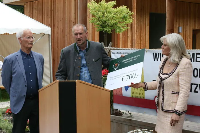 Der Osttiroler Jägerverband mit Bezirksjägermeister Martin König spendete für das Tierheim 700 Euro. Josef Pedarnig, Obmann des Tierschutzvereines Osttirol und Geschäftsführerin Christine Zangerl freuten sich sehr.