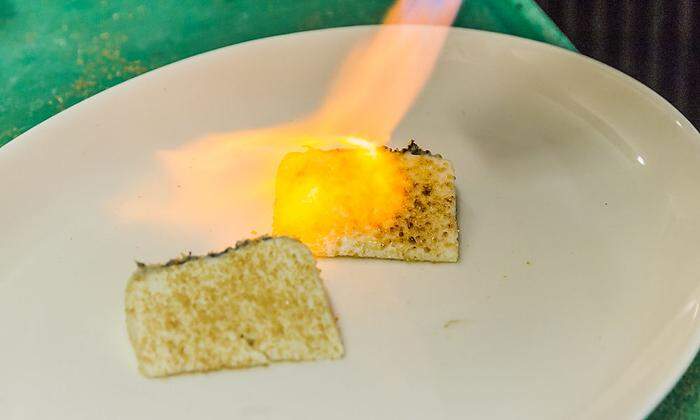 Das Karmellisieren von Schafkäse gelingt am besten mit einem Küchenbrenner: Käse bestreuen und kurz den Flammen aussetzen