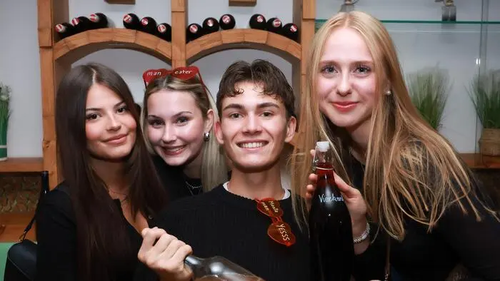 Schwarze Kleidung und jede Menge Musik: Mit einer „Motto-Release-Party“ im Wissi‘s Pub stimmten Schülerinnen und Schüler des BG/BRG Judenburg auf ihren heurigen Maturaball ein.