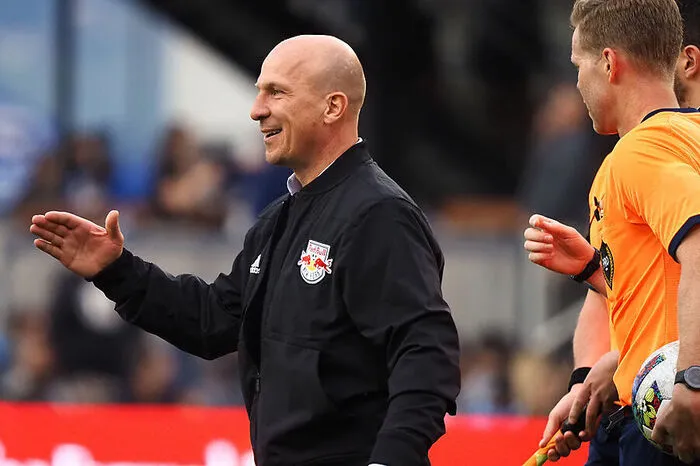 Der 45-jährige Salzburger ist ein klassischer Vertreter der Red-Bull-Schule und feierte mit dem WAC erste Erfolge. Nach einem Gastspiel bei Barnsley will er sich nun bei den New York Red Bulls verwirklichen. Schwer zu kriegen.