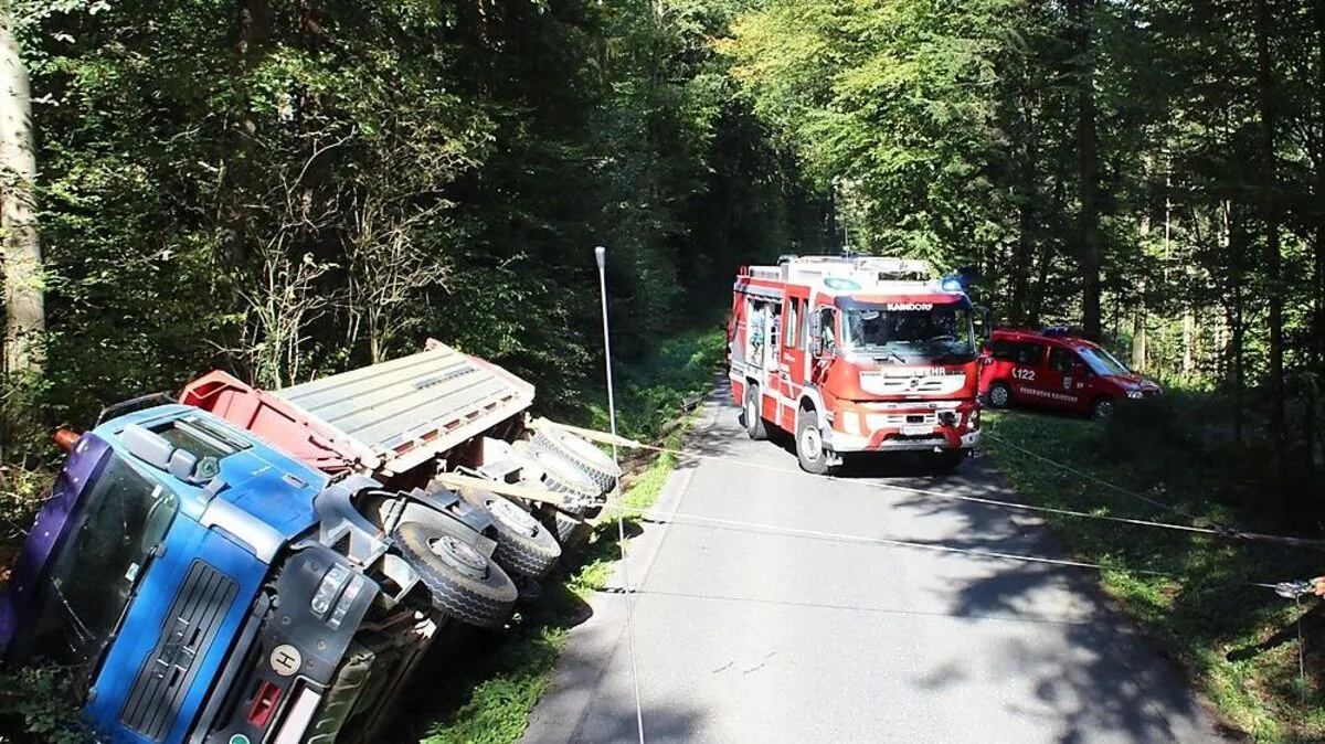 Der Lkw kam seitlich zum Liegen