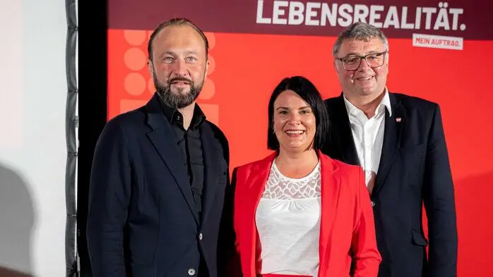 Max Lercher (links) mit dem wiedergewählten Bezirksvorsitzenden Jörg Leichtfried und der neu gewählten Bezirksfrauenvorsitzenden Sandra Hillebrand.